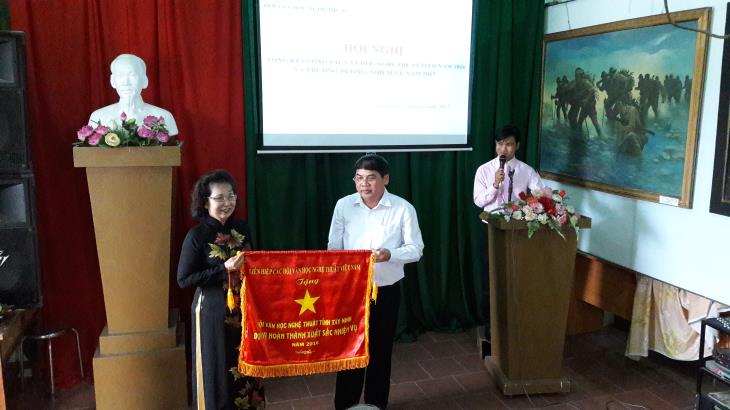 Hội VHNT Tây Ninh nhận Cờ Thi đua của Liên hiệp các Hội VHNT Việt Nam.